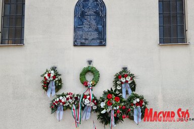 A megkoszorúzott emlékmű a Nagytemetőben (Fotó: Puskás Károly)