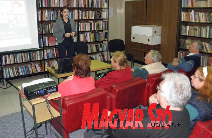 Beretka Katinka előadása az adai könyvtárban (Csincsik Zsolt felvétele)