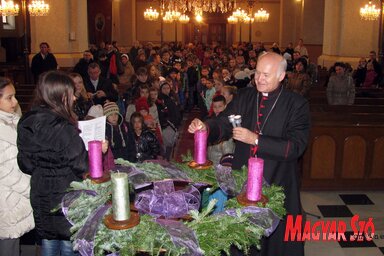 Német László püspök meggyújtotta az első adventi gyertyát