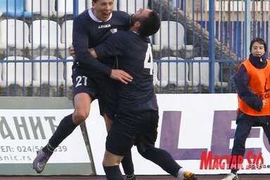 Farkas (balról) öröme a győztes gólja után (Dejan Vuković felvétele)