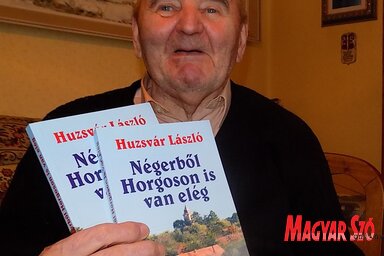 Huzsvár László kezében az új könyvével (Kozma Rita felvétele)
