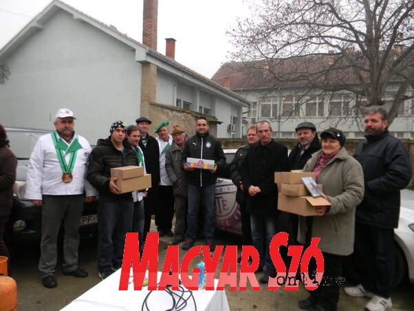 Bár a teljes adomány nem jutott át a határon, így sem jöttek üres kézzel a magyarországi jótékonykodók (Fotó: Fehér Rózsa)
