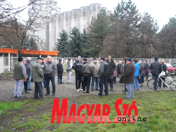 A cég egykori dolgozói, mintegy ötvenen, tegnap délben összegyűltek a vállalat parkolójában (Benedek Miklós felvétele)