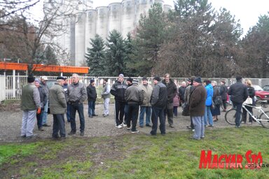 A cég egykori dolgozói, mintegy ötvenen, tegnap délben összegyűltek a vállalat parkolójában (Benedek Miklós felvétele)