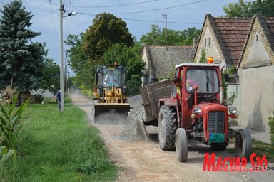 Kishegyesen 16 földes utcában végeztek zúzott kővel való feltöltést, illetve karbantartást (Lakatos János felvétele)