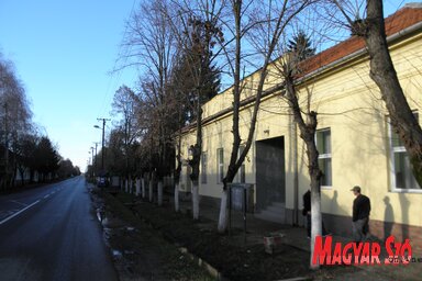 A falu főutcája a községháza épületével (Csincsik Zsolt felvétele)