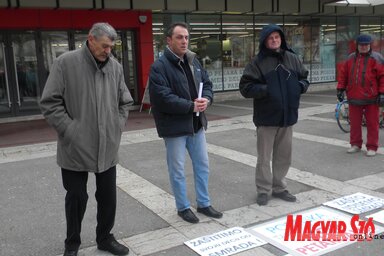 Kopasz, Uzelac és Pečurica a tegnapi megmozduláson (Benedek Miklós felvétele)