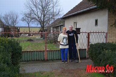 Norbert és Hortenzia családi házuk előtt (Lakatos János felvétele)