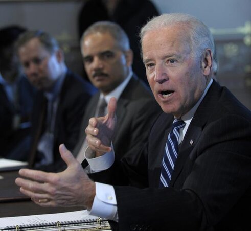  Joe Biden (jobbról) a fegyverlobbi képviselőivel megtartott megbeszélésen (Beta/AP)