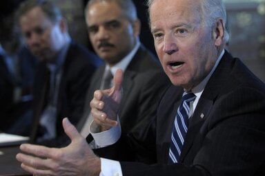  Joe Biden (jobbról) a fegyverlobbi képviselőivel megtartott megbeszélésen (Beta/AP)