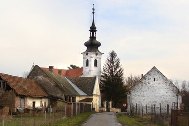 Egy másik csillag alatt érkeztek, azok a marconák, akik gyűlöletükkel és fegyvereikkel, a közelmúltban sok Dráva-szögi torony égbe mutató csillagához hasonlóan, ezt is meggyaláztak. A templom újjáépült 1999-ben a Magyar Kor