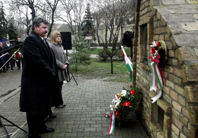 A VMSZ képviselői koszorút helyeznek el az emlékműnél