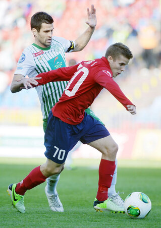 A ferencvárosi Józsi György és Kovács István, a Videoton játékosa (MTI Fotó: Beliczay László)