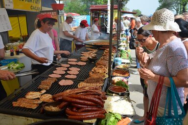 A majálishoz hozzátartozik az eszem-iszom is. Balkáni ételkülönlegességeket kínálnak a Dél-Szerbiából érkező árusok  (Fotó: Molnár Edvárd)