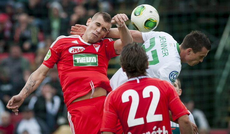 Pölöskey Péter (balról), a Debrecen és Julian Jenner, a Ferencváros játékosának fejharca a debreceni Oláh Gábor utcai stadionban (Fotó: MTI )