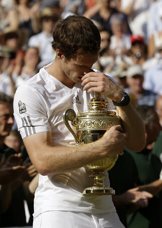 1. A világranglista második helyén álló Andy Murray hétfőn a BBC rádiónak azt nyilatkozta, hogy a miniszterelnökségért sem cserélné el a wimbledoni győzelmet – a képből ítélve, ahogy fogja a serleget, nincs értelme kételkedni a szavaiban (Fotó: Beta)