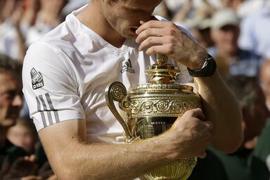 1. A világranglista második helyén álló Andy Murray hétfőn a BBC rádiónak azt nyilatkozta, hogy a miniszterelnökségért sem cserélné el a wimbledoni győzelmet – a képből ítélve, ahogy fogja a serleget, nincs értelme kételkedni a szavaiban (Fotó: Beta)