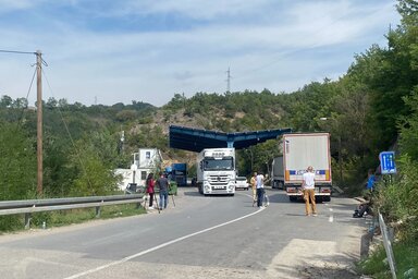 Az autók fennakadások nélkül haladnak át a jarinjei és a merdarei átkelőn, a szerbiai rendszámú kamionokat azonban nem engedik be Koszovóba (Fotó: N1)