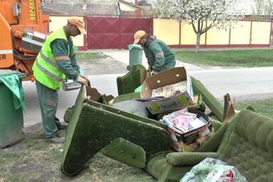 A lomtalanítás során a régi bútorokat is elszállítják (Fotó: TV Bečej)