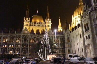 Karácsonyfa a Parlament előtt