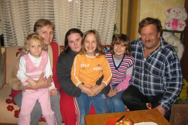 népes család: Éva és Tázika, Kiliána, Kitti, Dóri és Ferenc