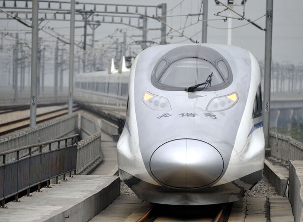 Megkezdte működését a világ jelenleg leghosszabb távon közlekedő szuperexpressze Kínában.
A Peking és a távol-keleti ország déli részén fekvő metropolisz, Kanton (Kuangcsou) között közlekedő nagysebességű vasút 2298 kilométert tesz meg. 
Az átlagosan 30