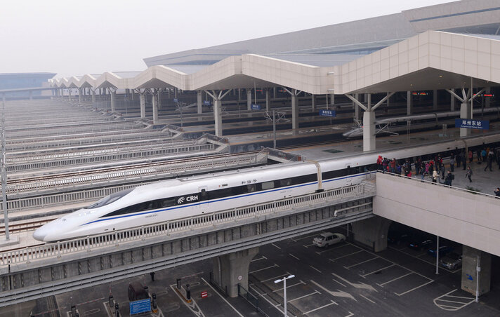 Megkezdte működését a világ jelenleg leghosszabb távon közlekedő szuperexpressze Kínában.
A Peking és a távol-keleti ország déli részén fekvő metropolisz, Kanton (Kuangcsou) között közlekedő nagysebességű vasút 2298 kilométert tesz meg. 
Az átlagosan 30