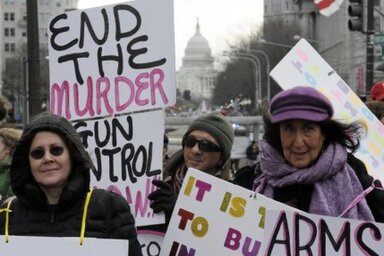 A fegyvertartás megszigorítását követelő tüntetők Washingtonban (Beta/AP)
