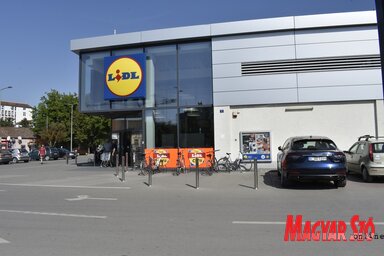 A Lidl üzletlánc forgalmas parkolójában lövöldöztek a migránsok (Fotó: Dér Dianna)