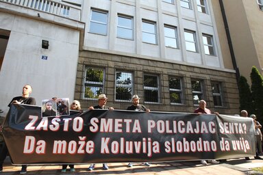 Az ellenzék egy része nyilvánosan is támogatásáról biztosította a Jovanjica-ügyben tanúskodó rendőröket (Fotó: Beta)