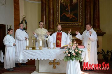 Az ünnepi szentmisét ft. Szöllősi Tibor és Zsúnyi Tibor, valamint Kudak Aleksej görög katolikus pap mutatta be (Paraczky László felvétele)