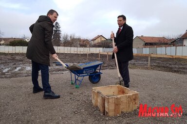 A tartományi kormány elnöke és Törökbecse község polgármestere az új fürdő januári alapkőletételénél (Kancsár Izabella felvétele)
