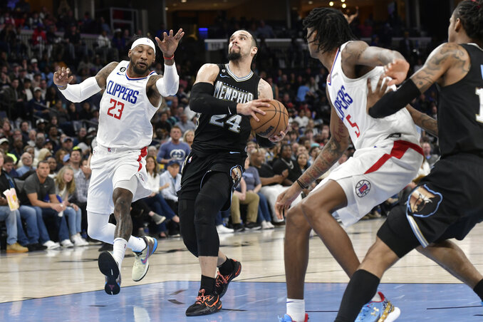 A memphisi Dillon Brooks tör a Clippers kosarára (Fotó: Beta/AP)