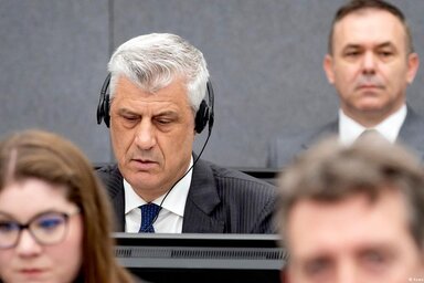 Hashim Thaçi a vád nyitóbeszédét hallgatja (Fotó: DW)