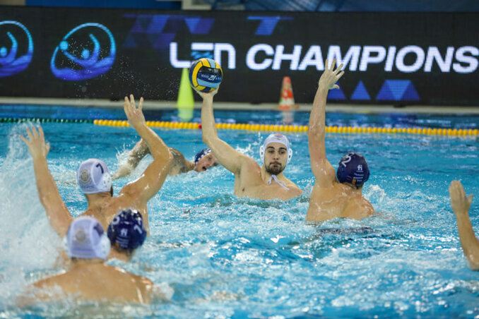 Franko Lazić (labdával) keze nem remegett meg a döntő szituációkban (Fotó: VK Jug)