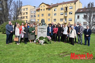 Újvidéken megkoszorúzták Fehér Ferenc vajdasági költő mellszobrát