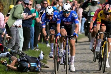 Philipsen (elöl) és van der Poel hirtelen irányváltása a földre vitte Degenkolbot (Fotó: Pool/Getty Images)