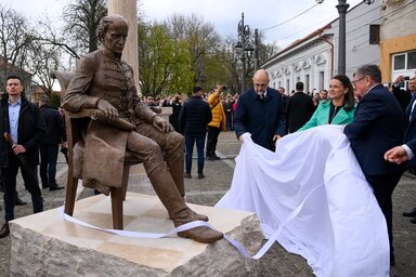 Novák Katalin, Kelemen Hunor és Kovács Jenő polgármester leleplezik a szobrot (Fotó: MTI)