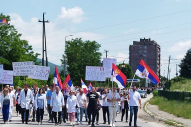 A letartóztatottak szabadon bocsátását követelte a Kosovska Mitrovica-i tömeg (Fotó: Tanjug/STR)