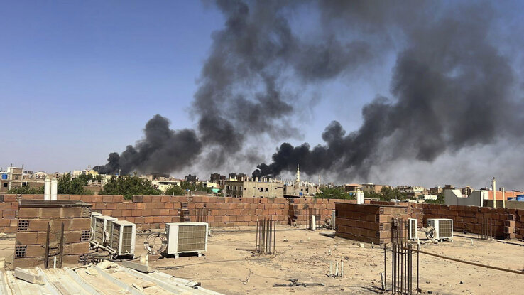 A harcoknak már több száz halálos áldozatuk és több ezer sebesültjük van (Fotó: AP/Maheen S.)