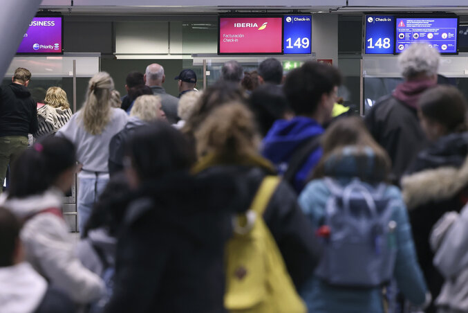 Veszteglő utasok Düsseldorfban  (Fotó: Beta/AP)