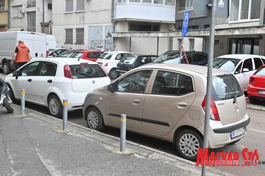 A három percnél hosszabb várakozás parkolásnak számít, és büntetendő (Fotó: Ótos András felvétele)