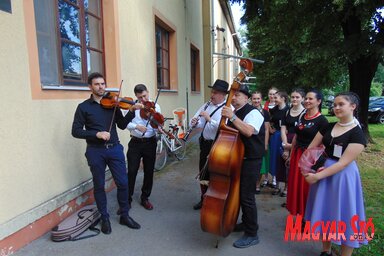 A Csörömpölő zenekar és a Pántlikák énekkar (Fotó: Vidács Hajnalka)