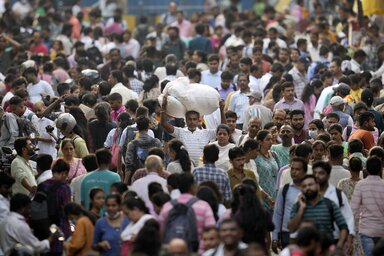 A felvétel hétfőn a mumbai piactéren készült (AP via Beta)