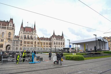 Előkészületek a Kossuth téren, a pápai szentmise helyszínén (Fotó: MTI)