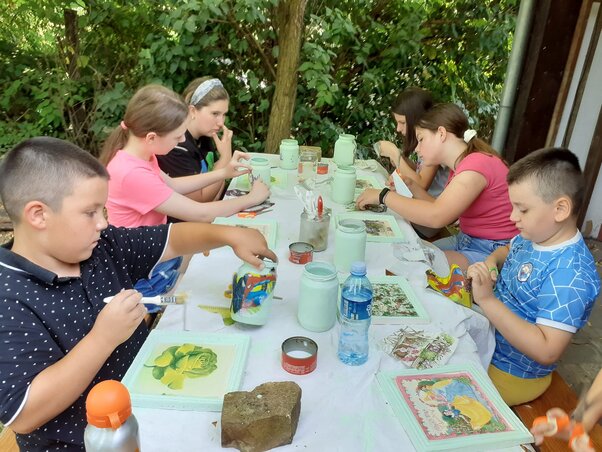 A nap végén a gyermekek hazaviszik a munkáikat, hogy megmutassák szüleiknek, nagyszüleiknek az aznapi sikerélményük tárgyát