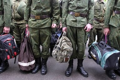 epa02730860 Russian conscript stand in line before they leave to serve in the Russian army at a recruiting station in Moscow, Russia, 13 May 2011. In the spring of 2011, 218,720 young men wi