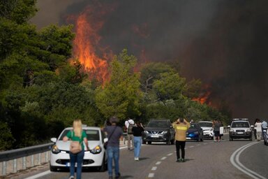 Autópálya mellett lángoló erdő Athén közelében (Fotó: AP)