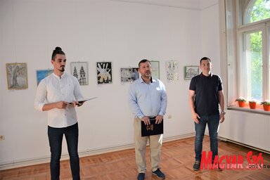 A kiállítás megnyitója: Đorđe Ćorić, Dejan Korceba és Radivoj Debeljački (Fotó: Paraczky László)