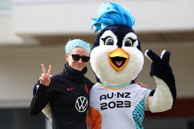 Megan Rapinoe a vb kabalájával (Fotó: Just Women’s Sport)